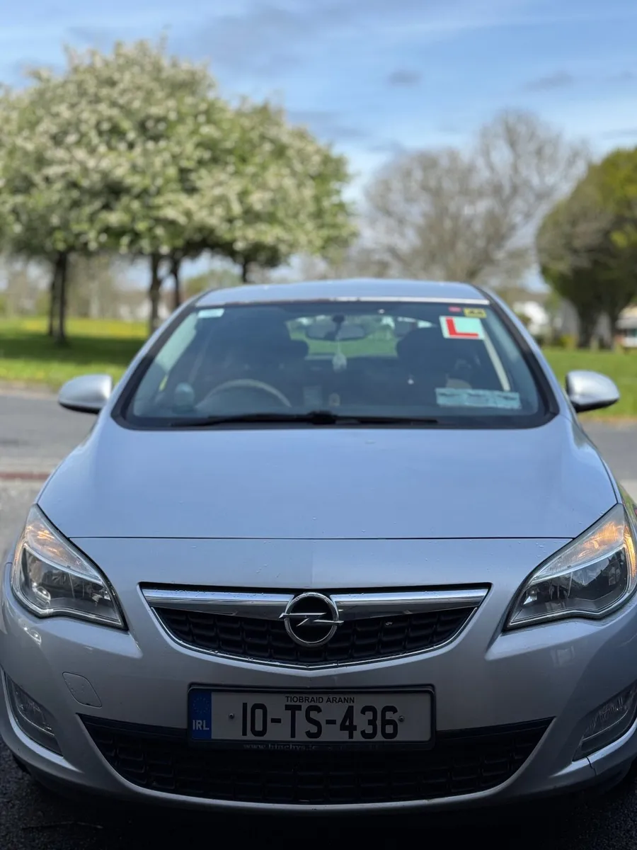 Opel Astra 2010 - Image 1
