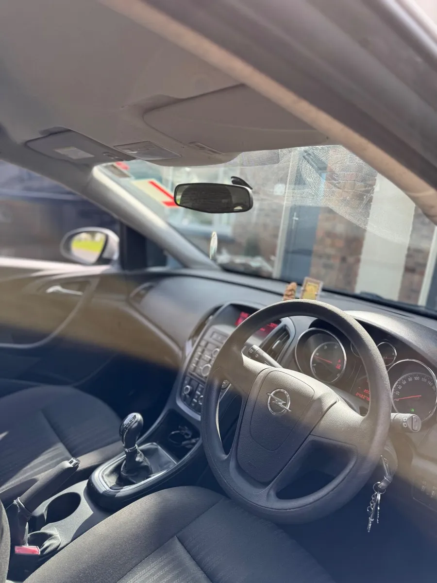 Opel Astra 2010 - Image 4