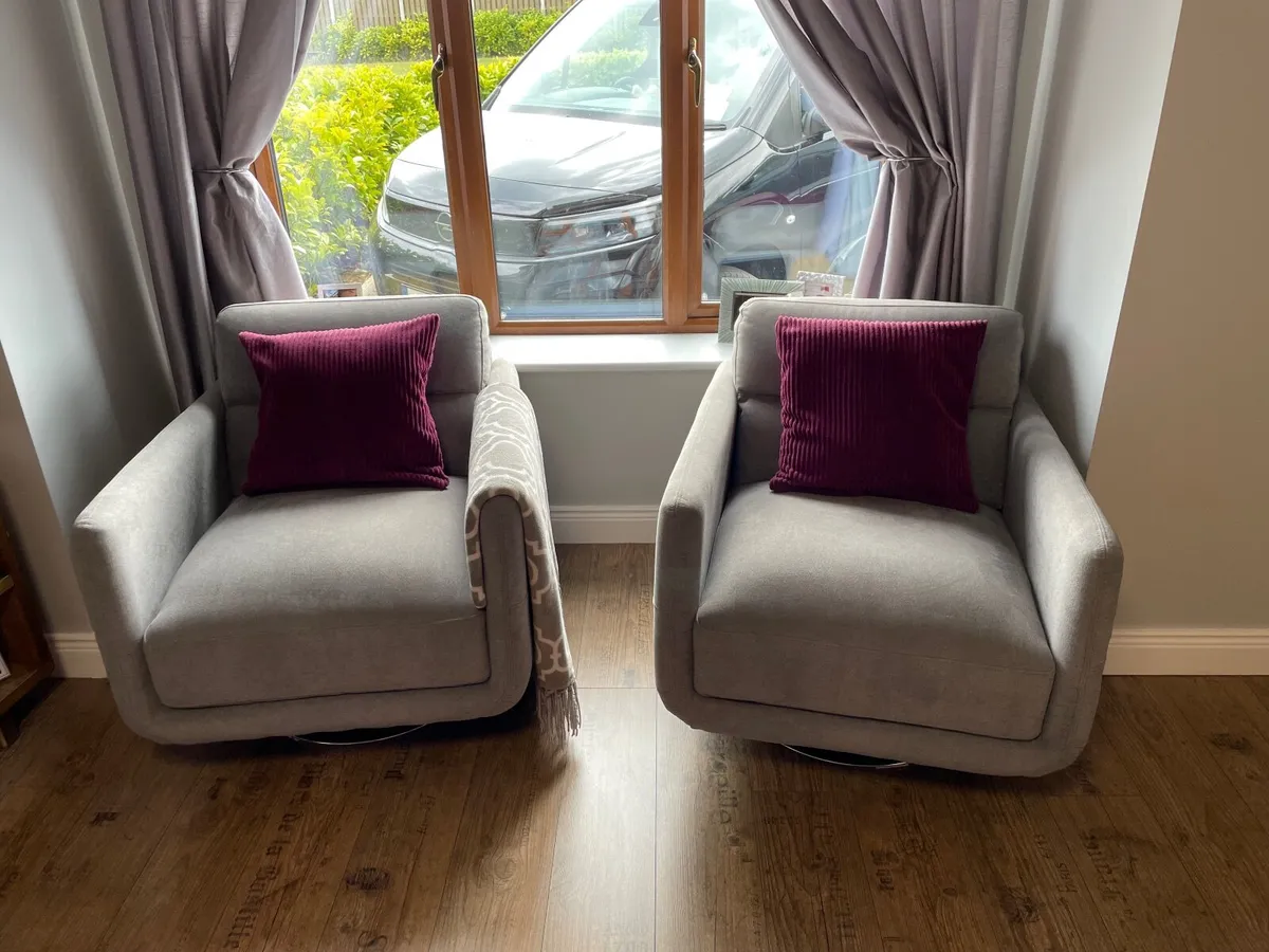 L Shaped Couch and Two Swivel Chairs - Image 3