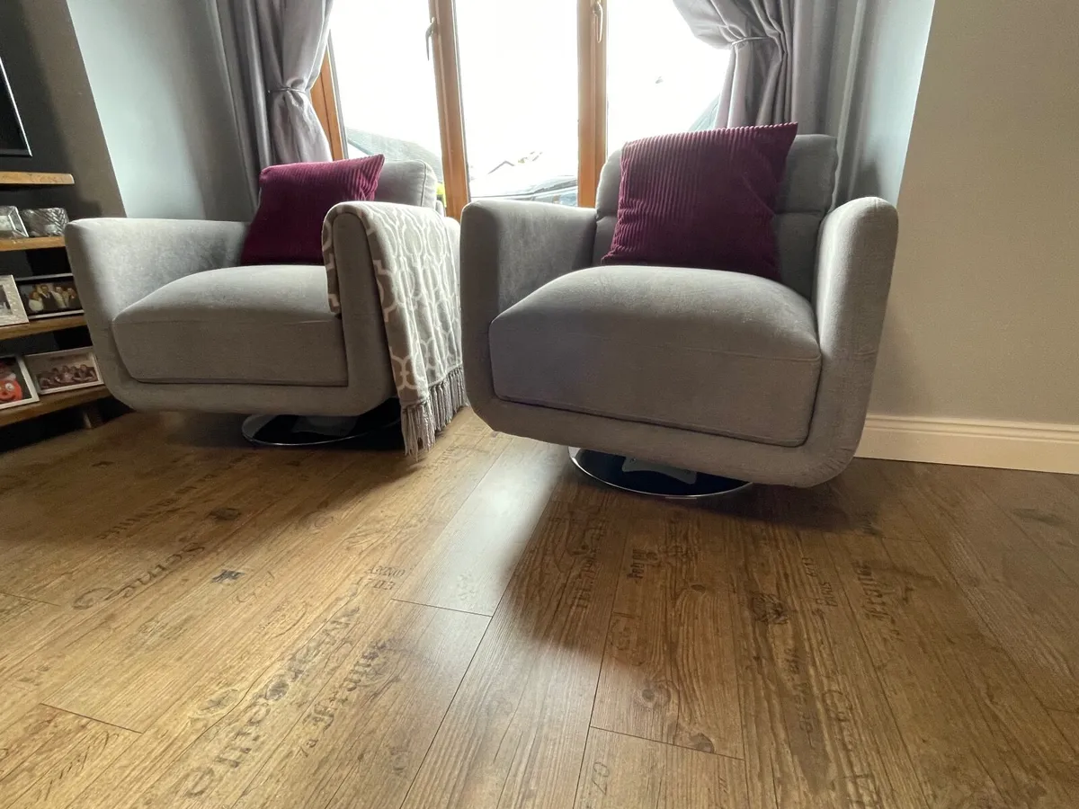 L Shaped Couch and Two Swivel Chairs - Image 4