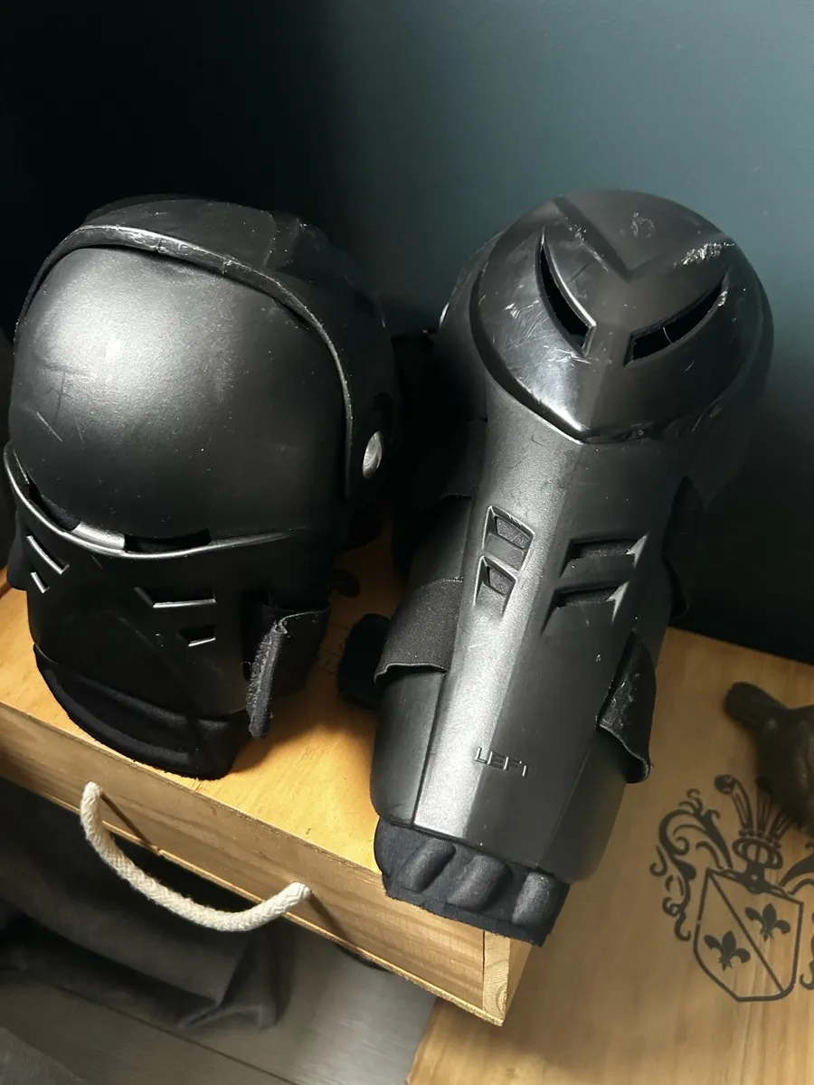 Axis Knee Guards - Image 1