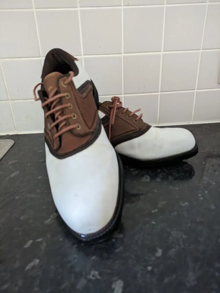 Golf shoes - Image 1