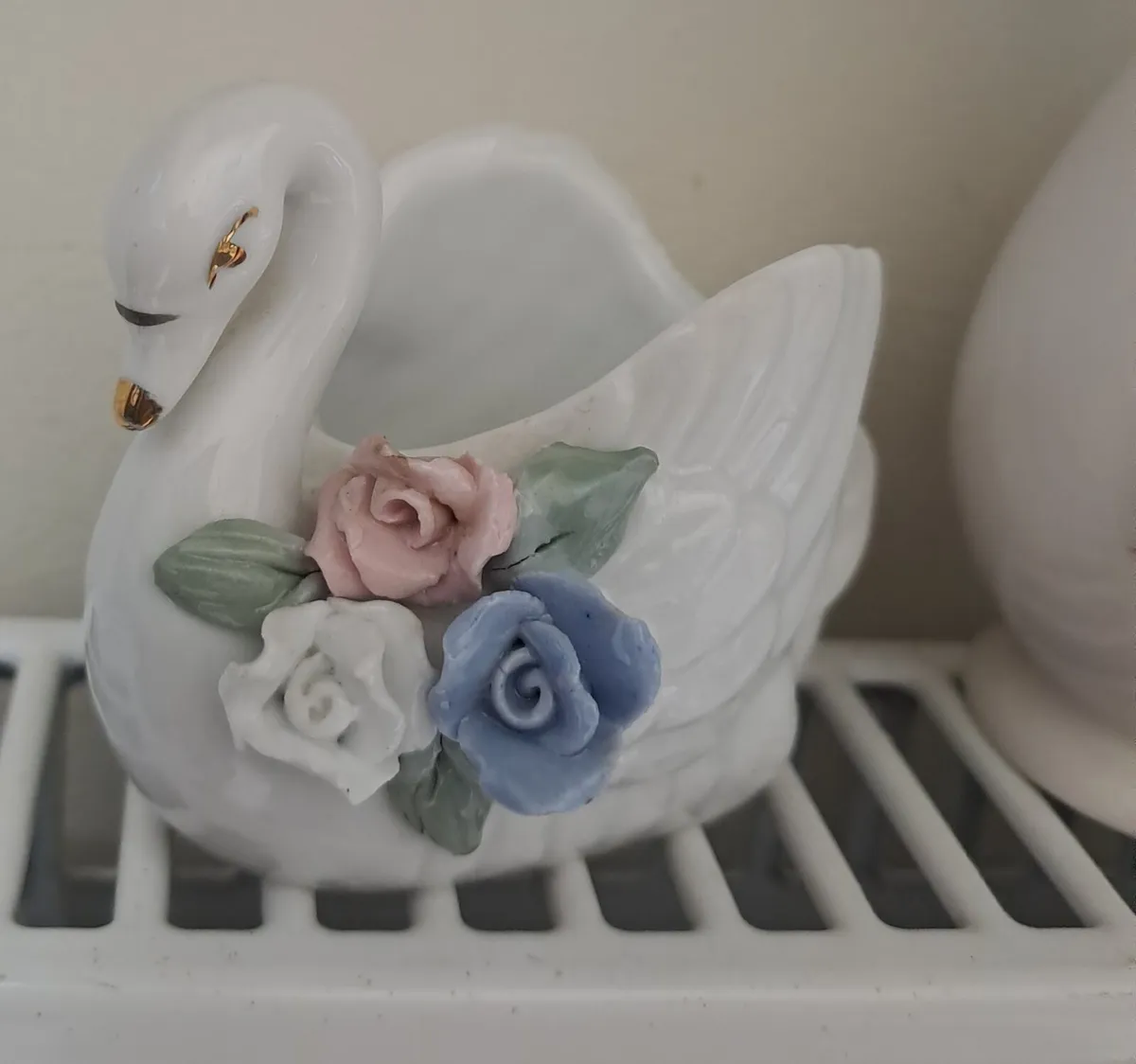 4 floral decorated vases - Image 2