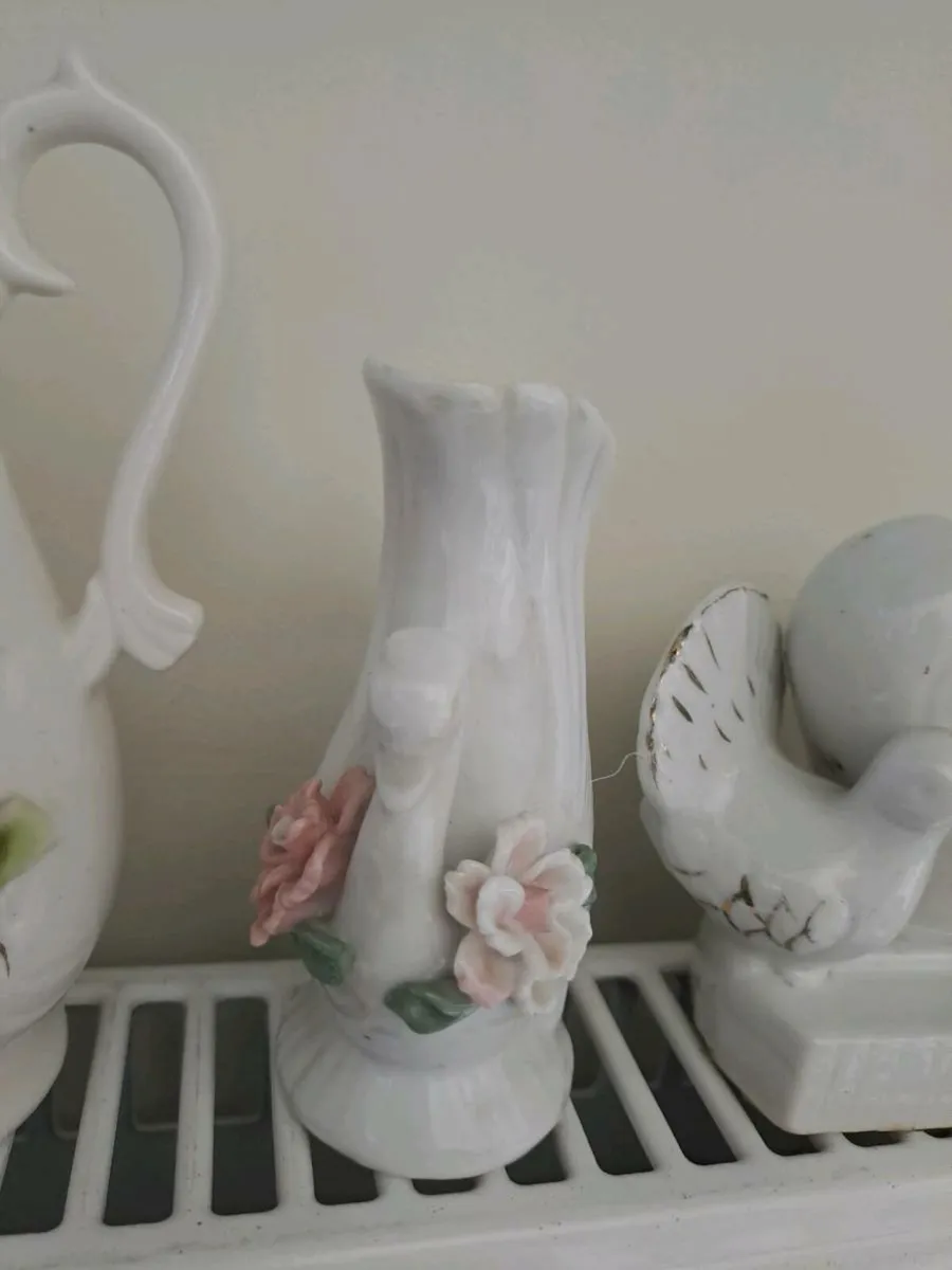 4 floral decorated vases - Image 4