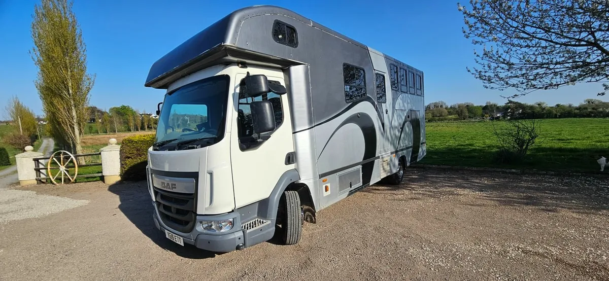 2015 Daf LF45 7.5t 3 Horse lorry Horsebox - Image 1