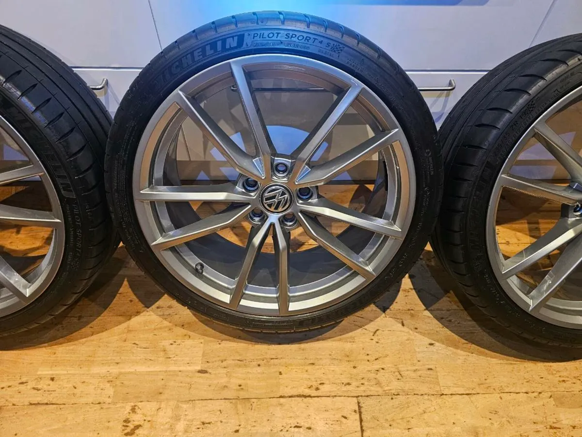 Genuine 19" Pretoria alloy wheels with 2spare tire - Image 3