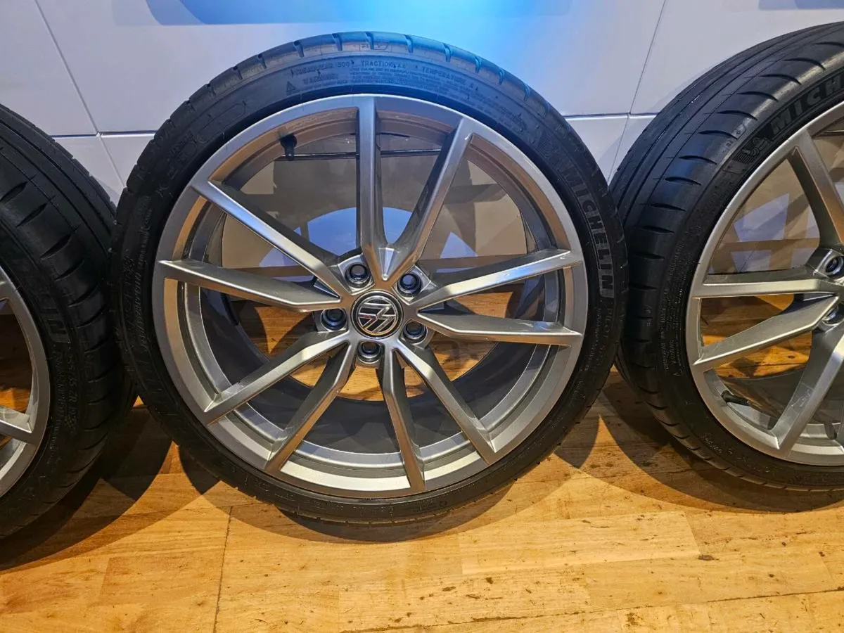 Genuine 19" Pretoria alloy wheels with 2spare tire - Image 4