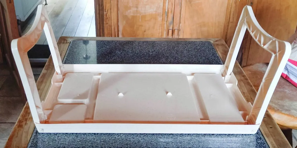 PLASTIC LIGHTWEIGHT FOLDABLE SERVING TRAY (USED). - Image 3