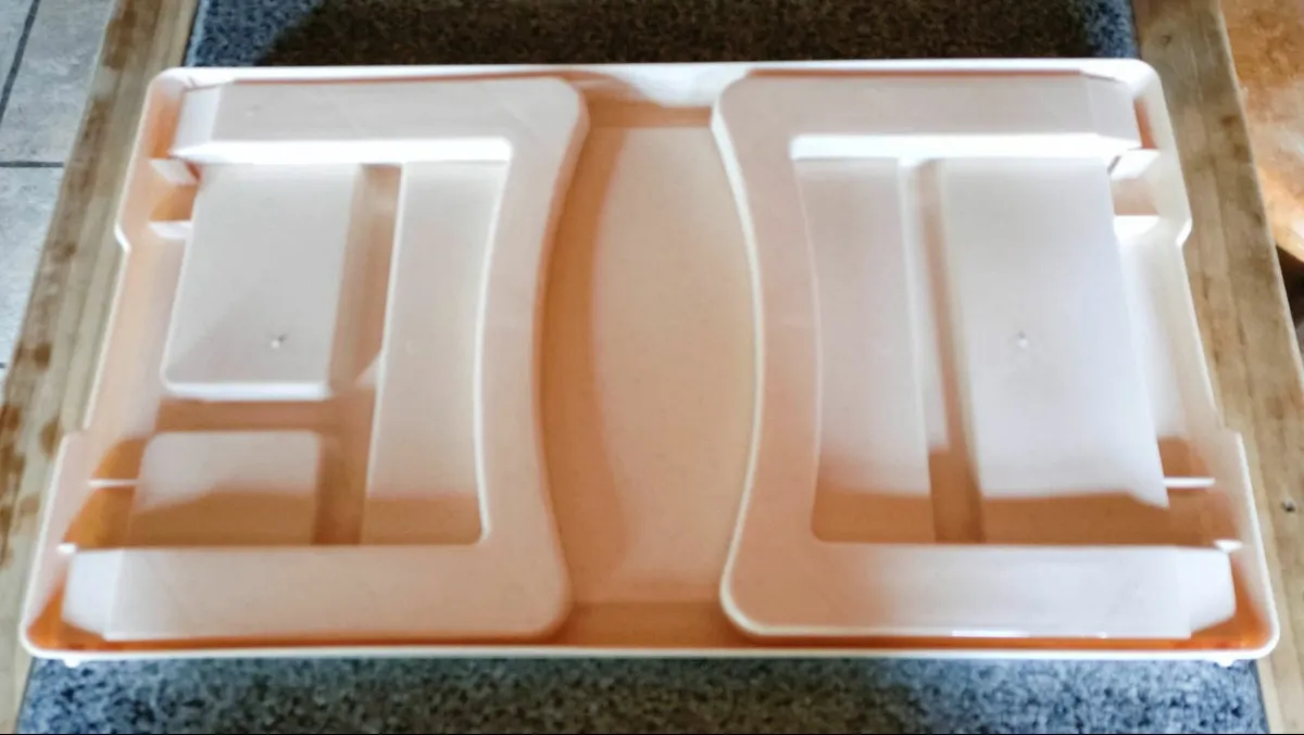 PLASTIC LIGHTWEIGHT FOLDABLE SERVING TRAY (USED). - Image 4