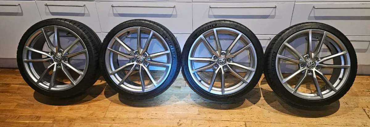 Genuine 19" Pretoria alloy wheels with 2spare tire - Image 1