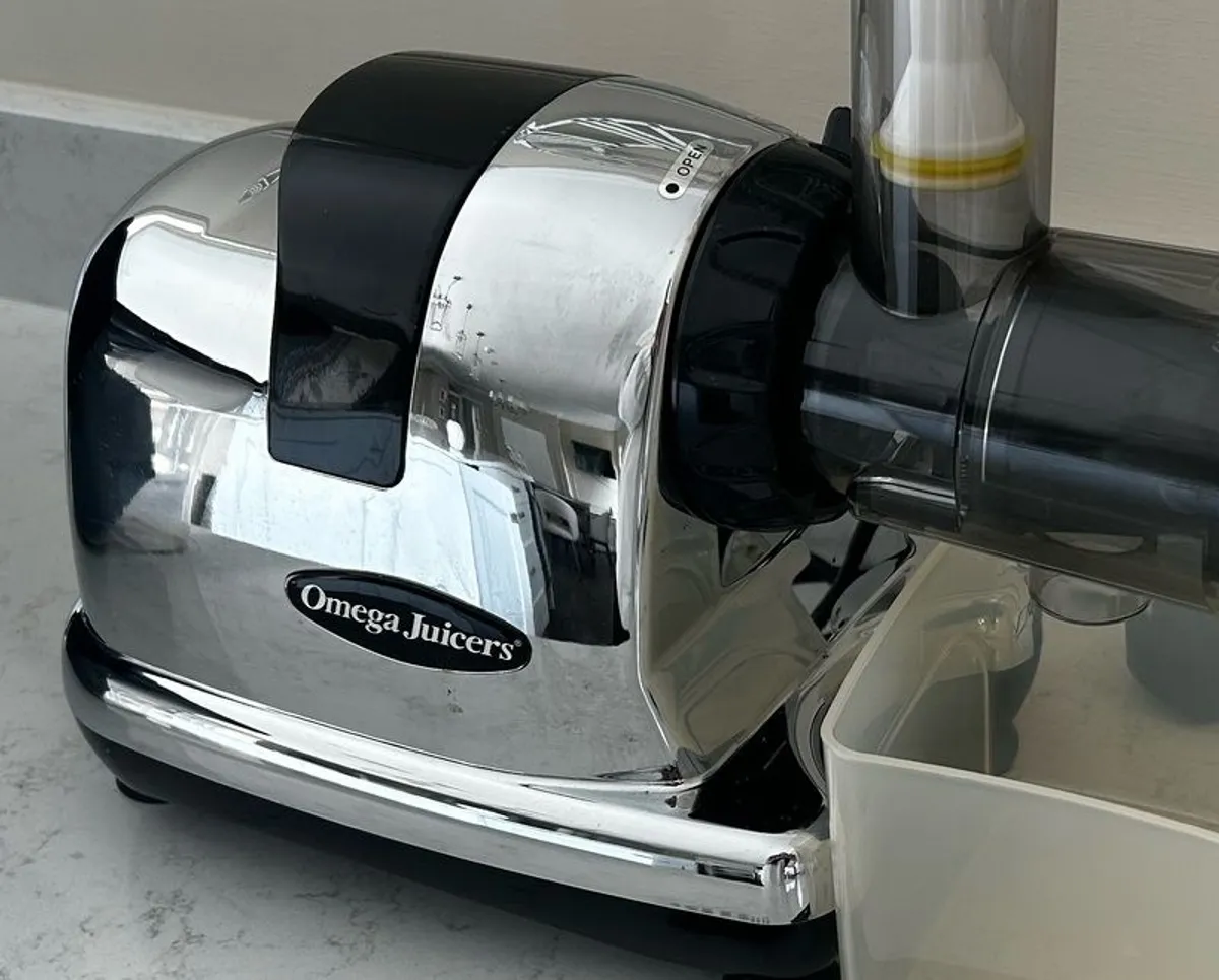 Omega 8006 Nutrition Centre Slow Juicer in Chrome - Image 2