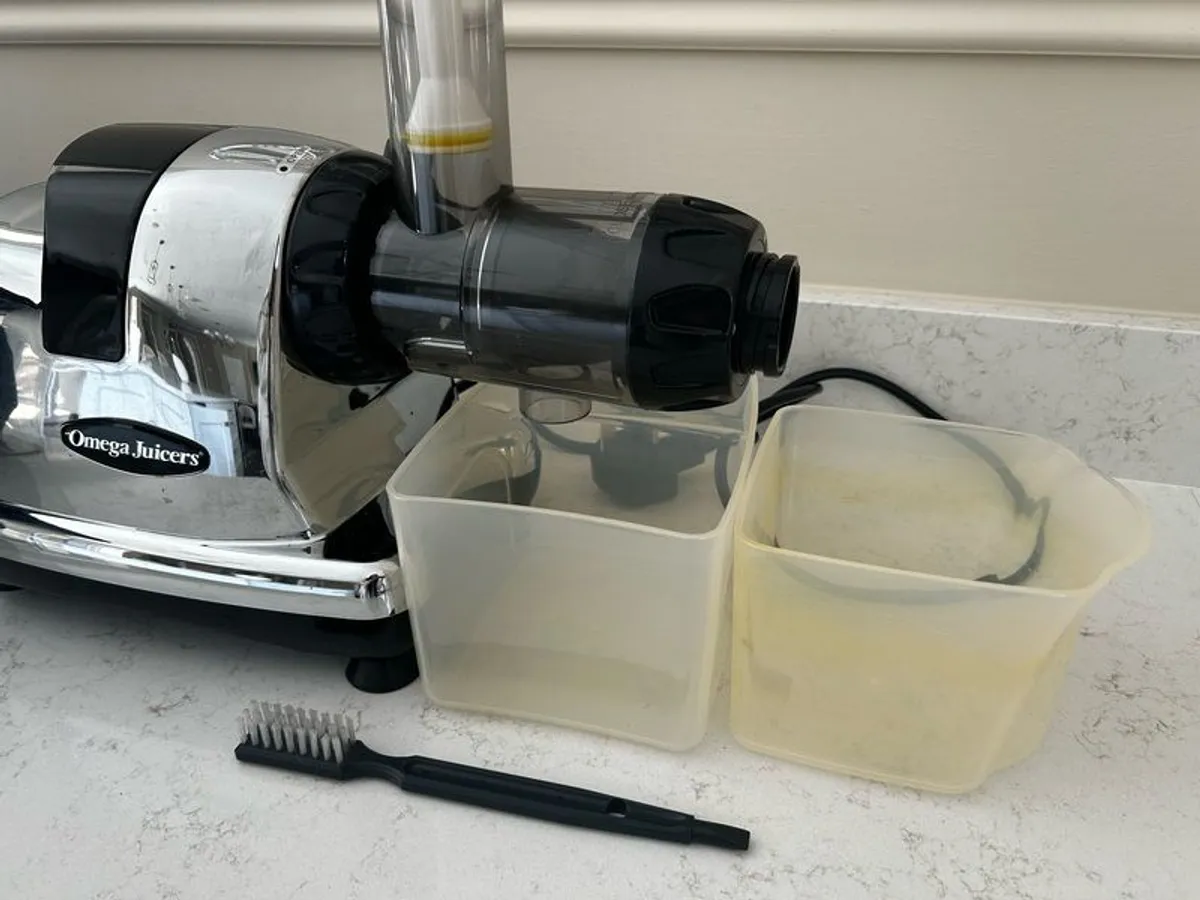 Omega 8006 Nutrition Centre Slow Juicer in Chrome - Image 3