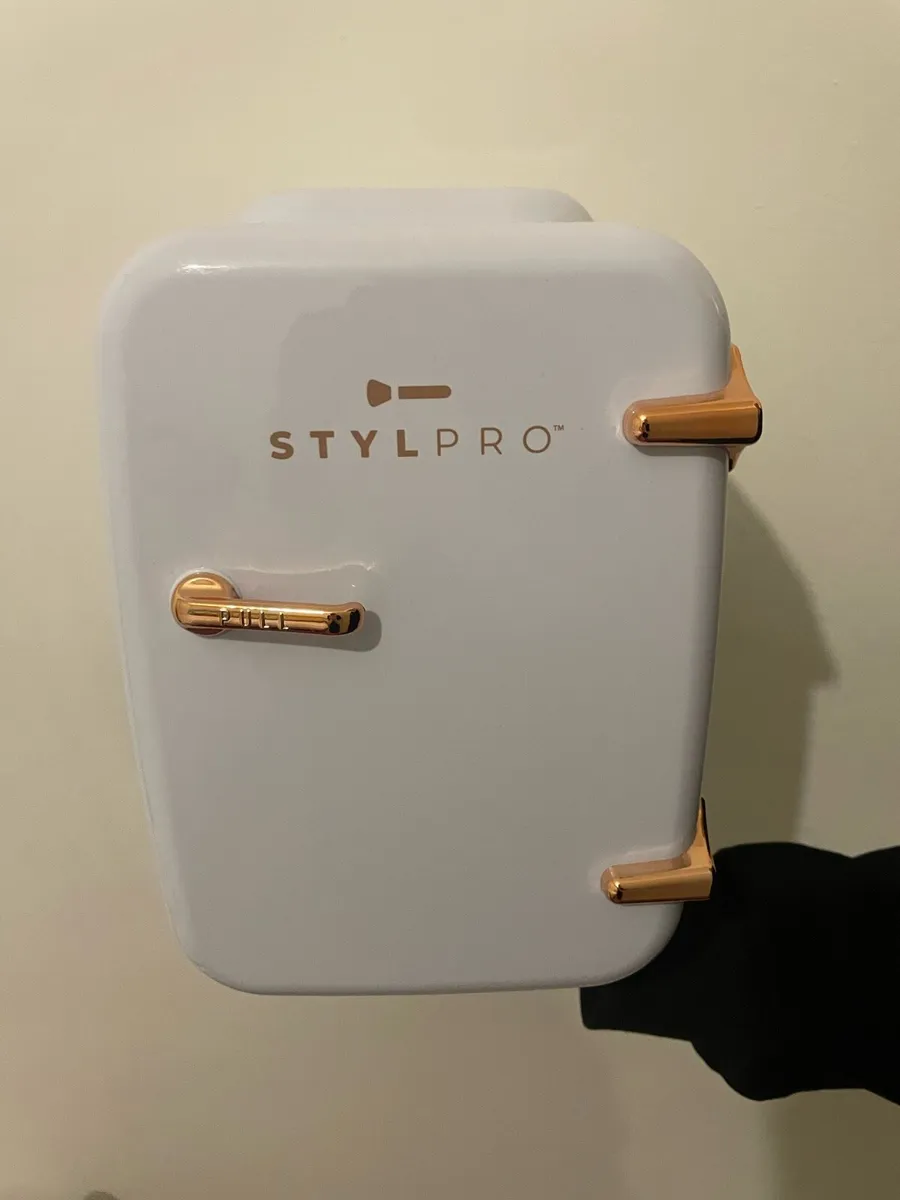 A small fridge - Image 1
