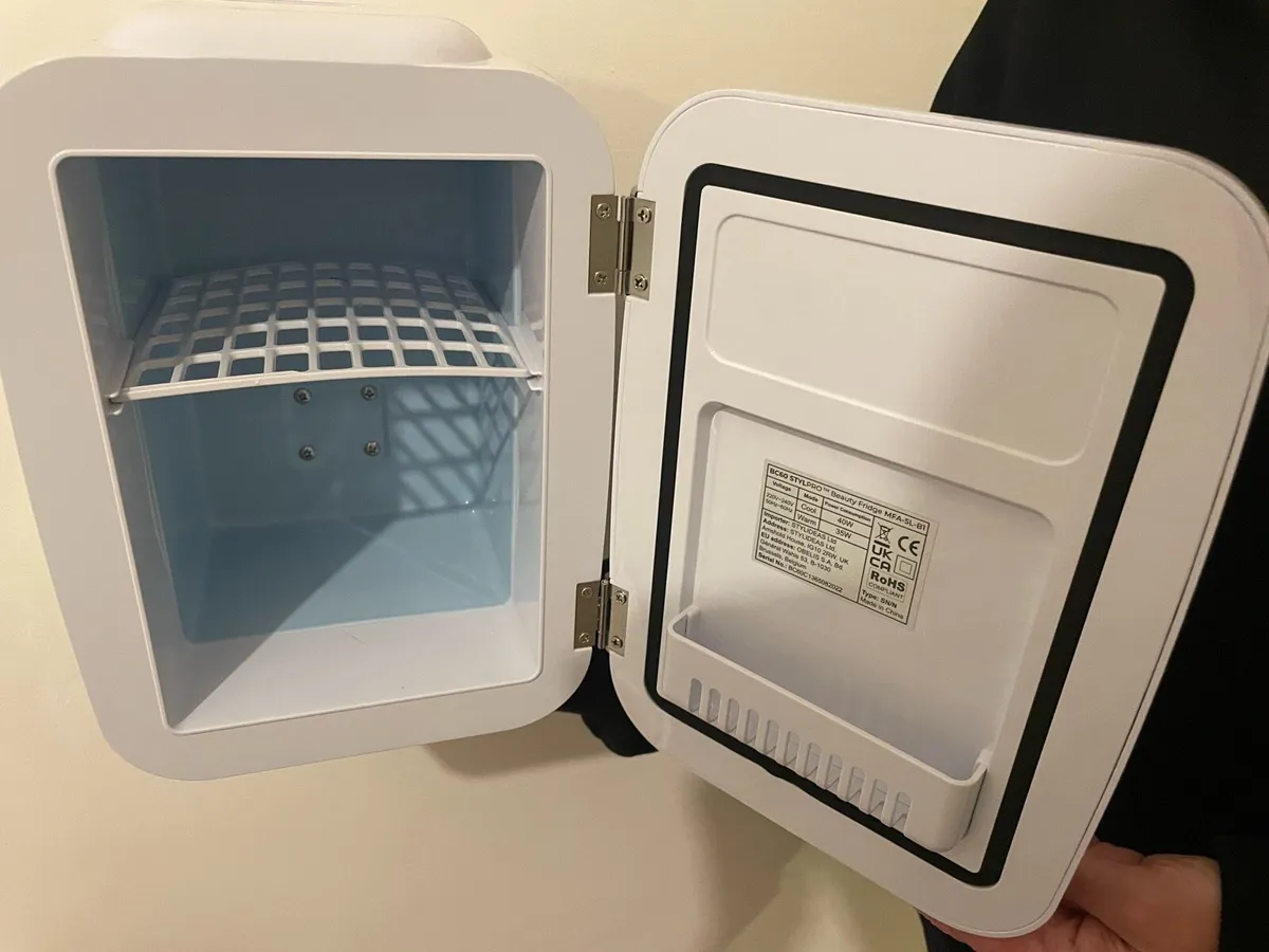 A small fridge - Image 2