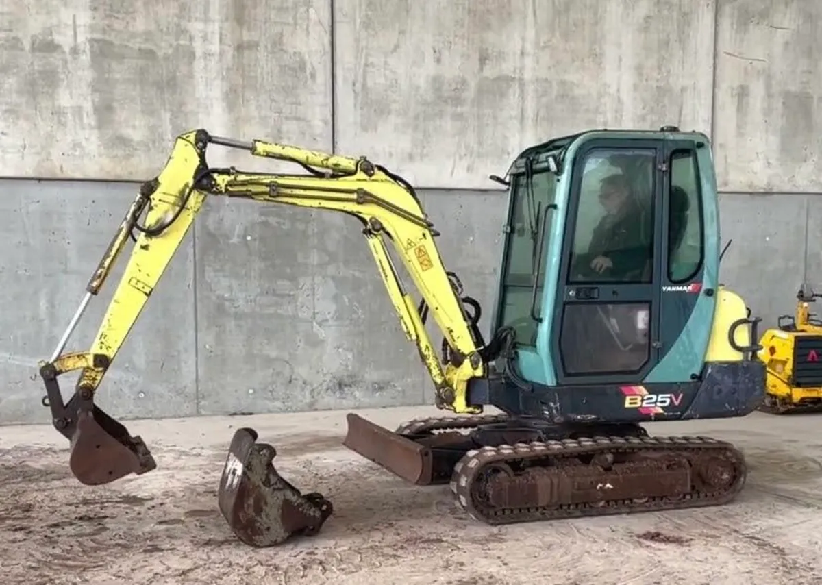 Yanmar 2.5 tonne digger - Image 1