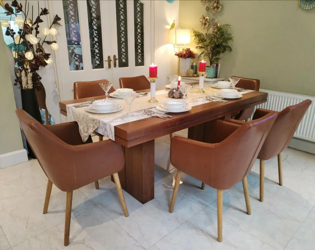 Luxury style dinning table and chairs - Image 1