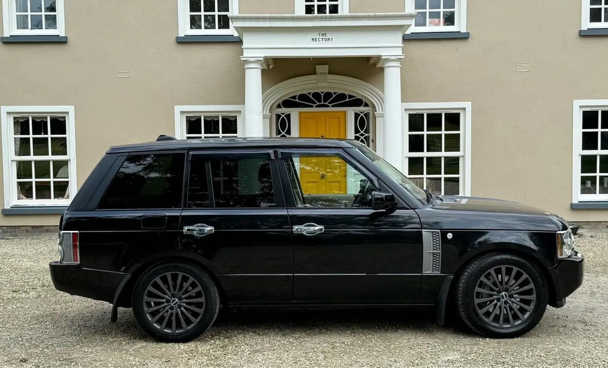 Range Rover Vogue 3.6 TD6 V8 Crew Cab Tax €333 - Image 2