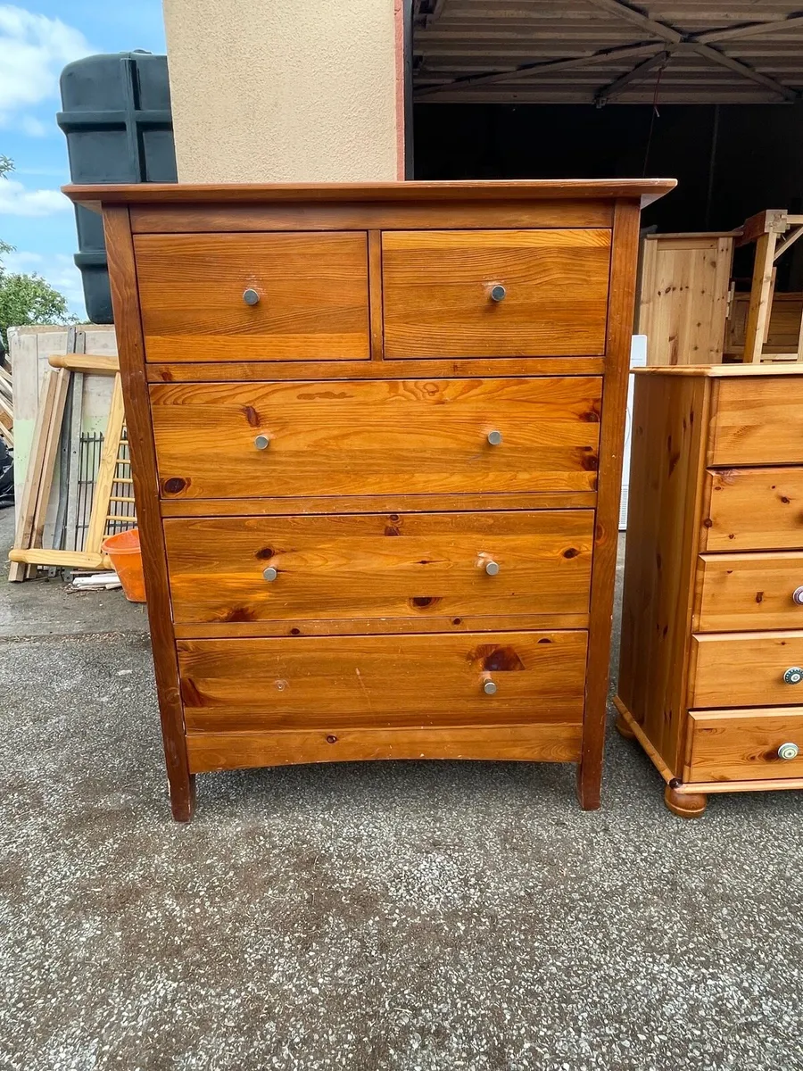 Large heavy pine wooden chest of drawers - Image 2