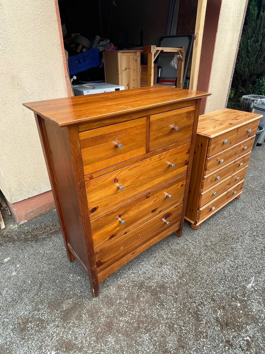 Large heavy pine wooden chest of drawers - Image 3