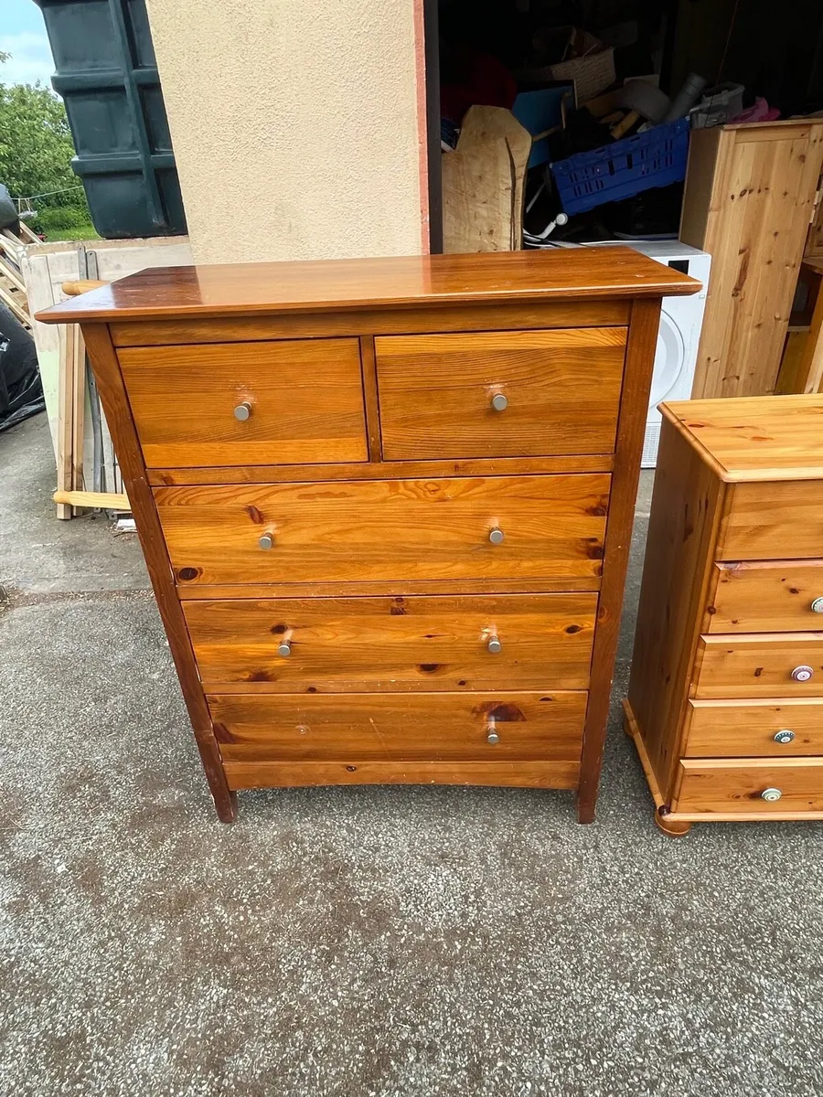 Large heavy pine wooden chest of drawers - Image 4