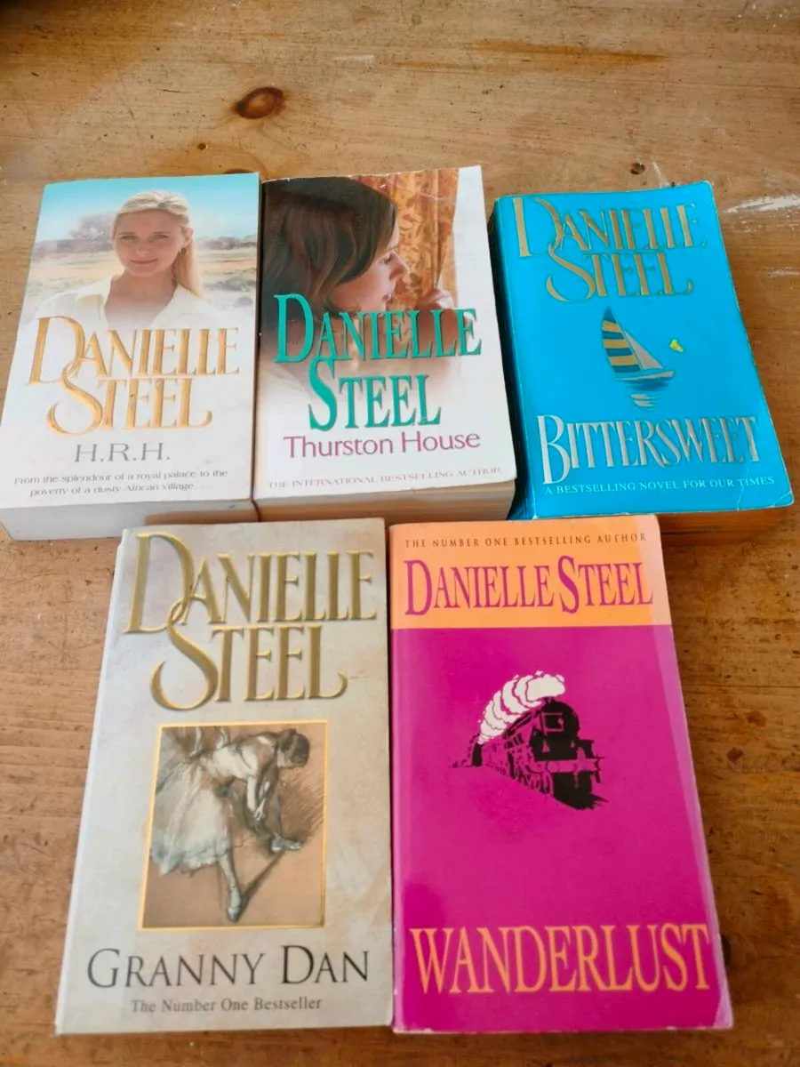 5 Daniel steel paperback books - Image 1