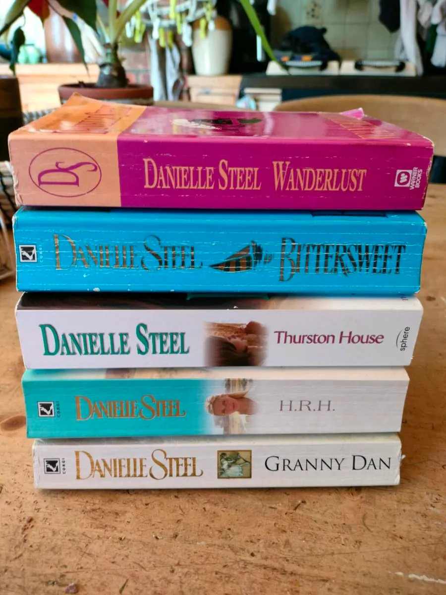 5 Daniel steel paperback books - Image 2