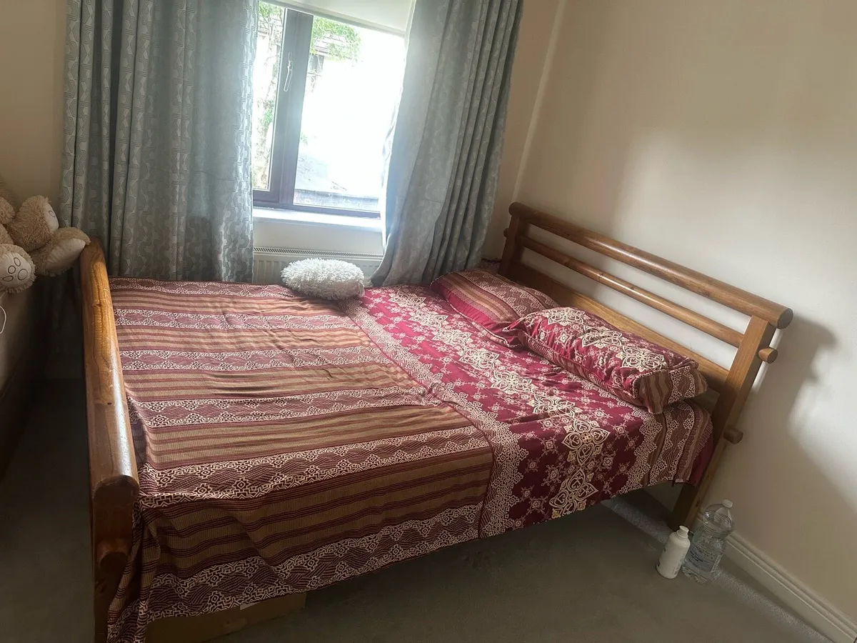 King size bed - Image 1
