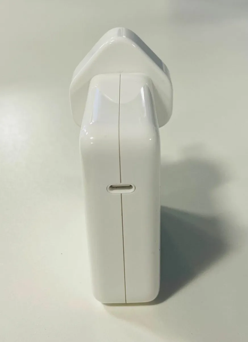Apple macbook power adapter - Image 1