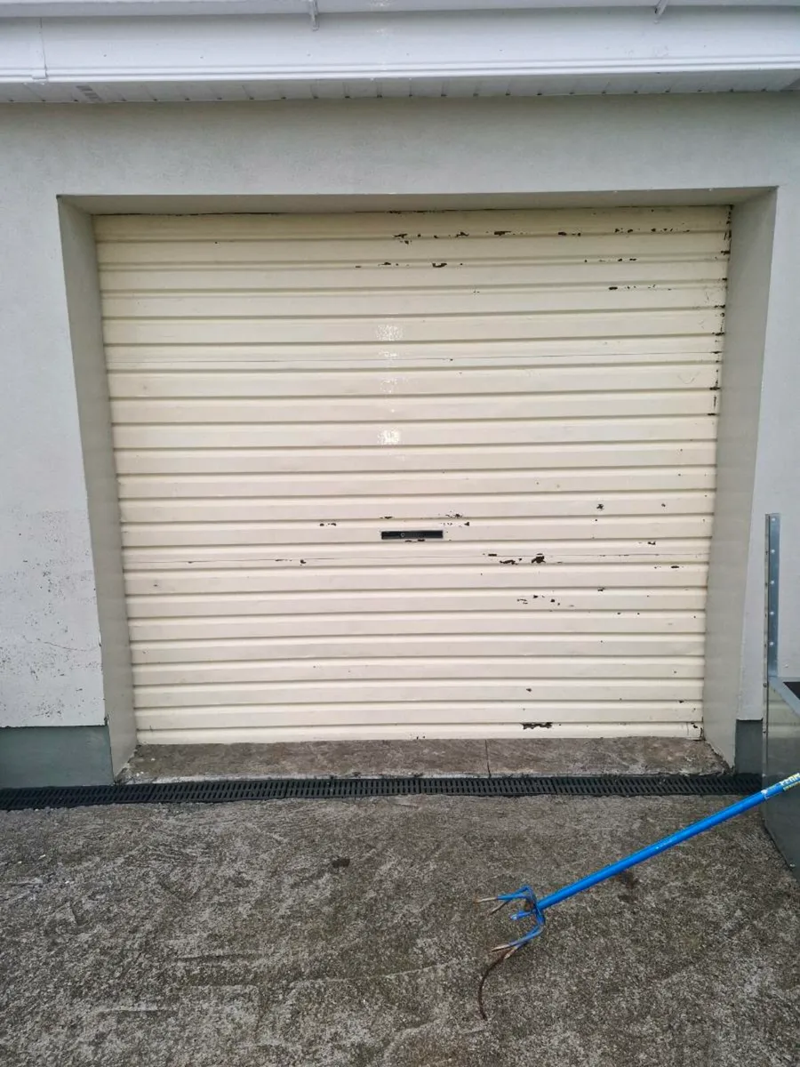 Remote control roller garage door - Image 1