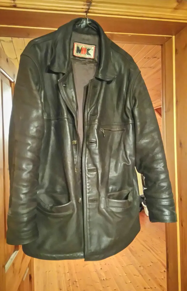 MEN'S DARK BROWN LEATHER JACKET.