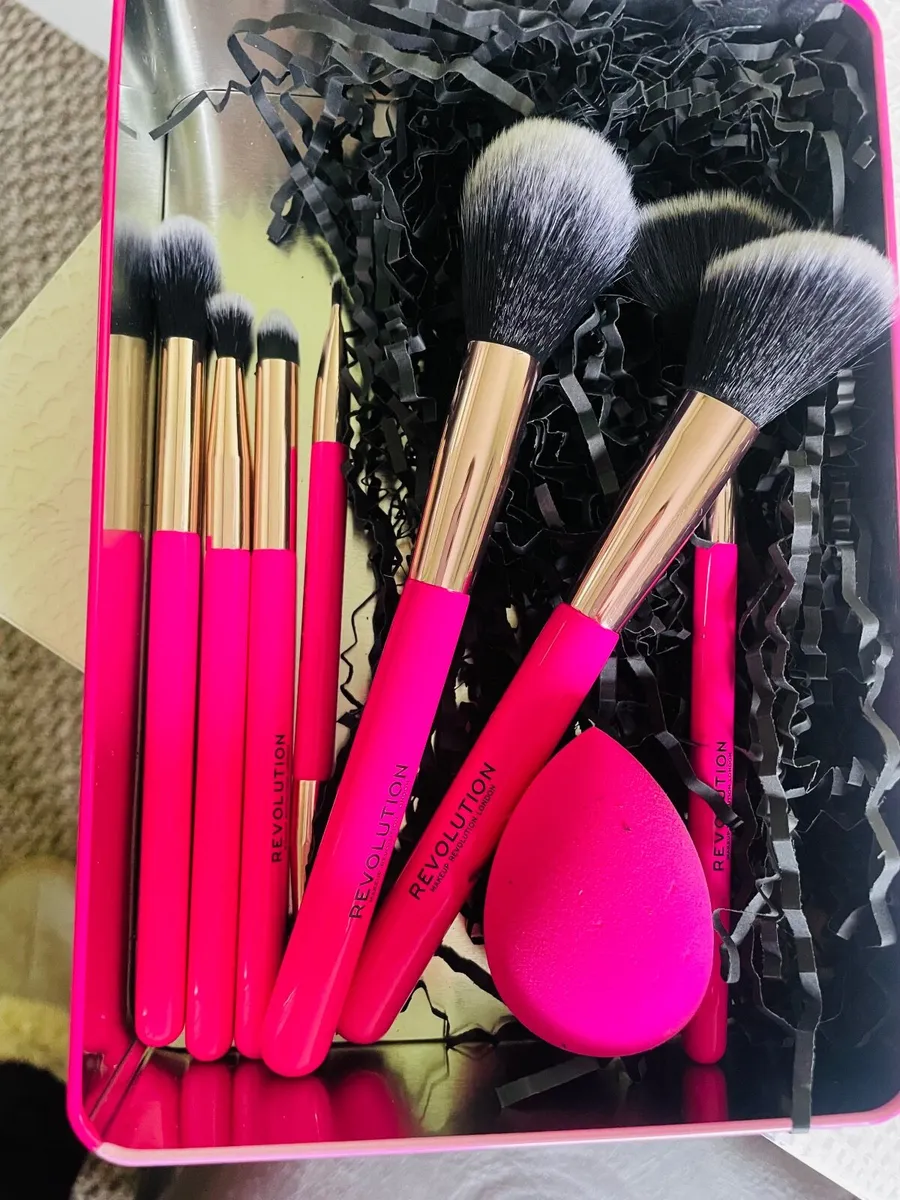 New pink foundation brushes - Image 3