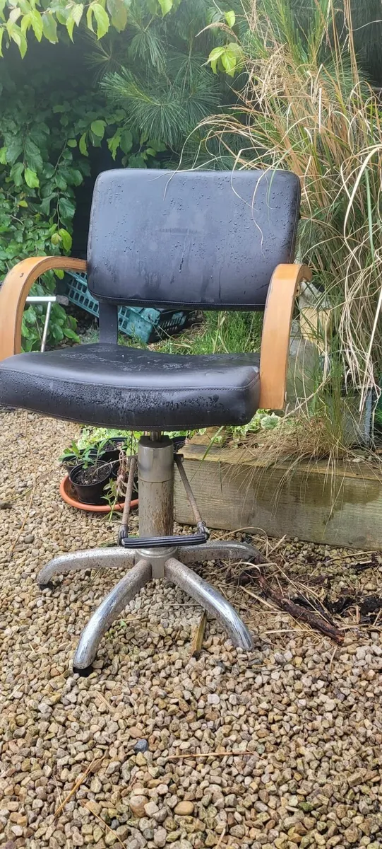 Hairdressers chair - Image 1