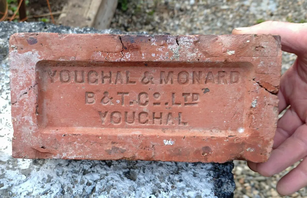2 VINTAGE BRICKS (RED & CREAM COLOUR). - Image 1