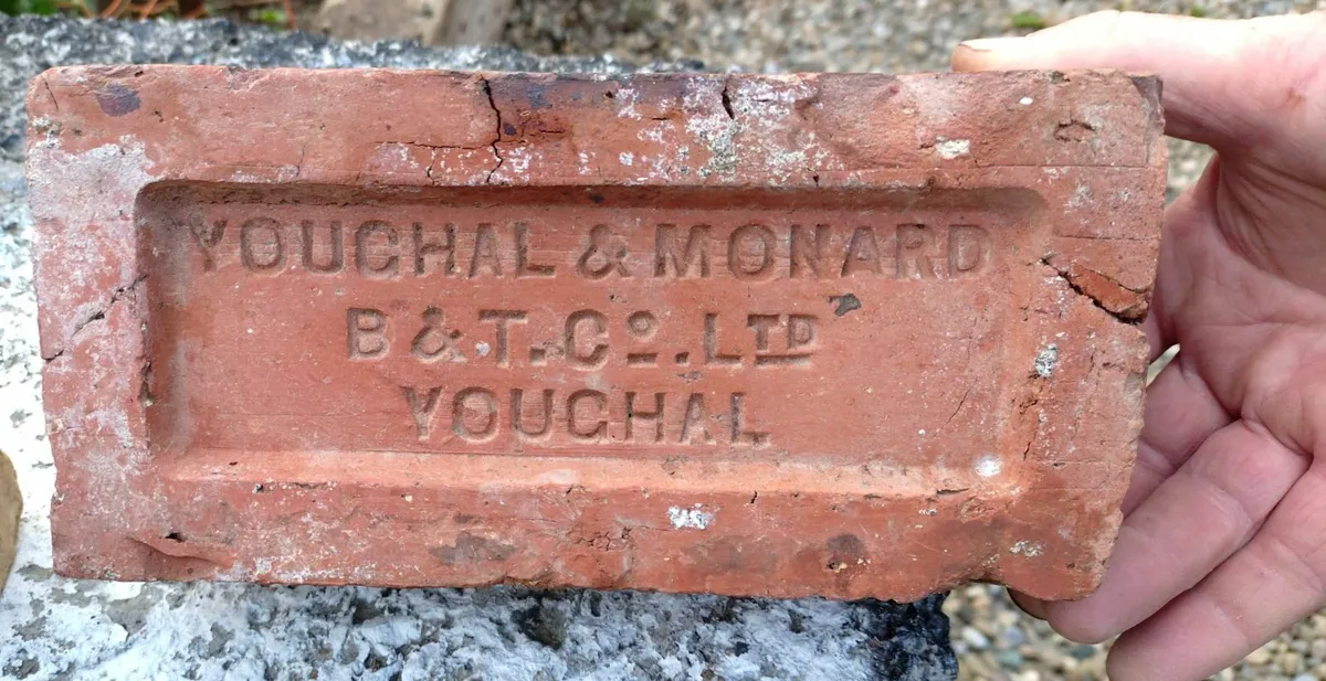 2 VINTAGE BRICKS (RED & CREAM COLOUR). - Image 2