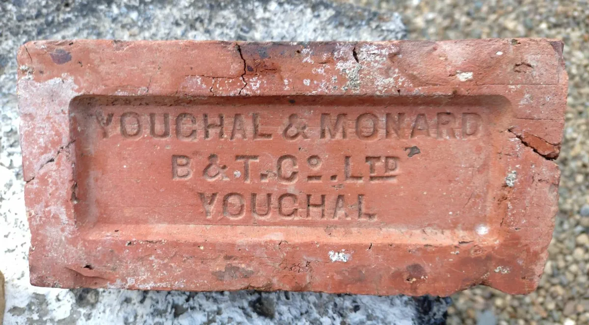 2 VINTAGE BRICKS (RED & CREAM COLOUR). - Image 3