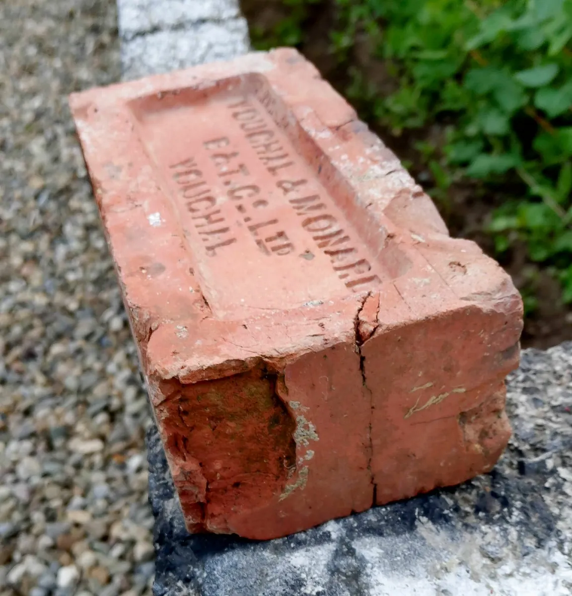 2 VINTAGE BRICKS (RED & CREAM COLOUR). - Image 4