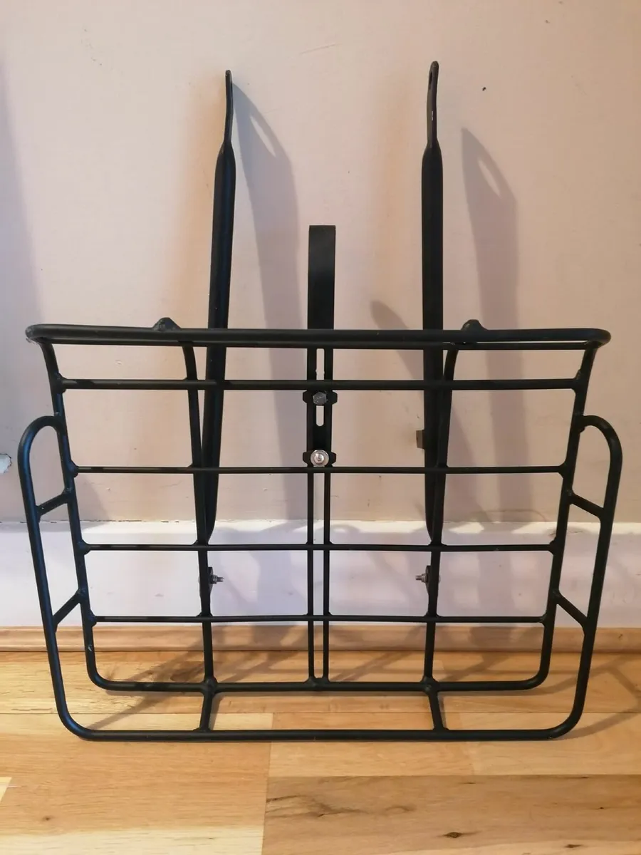 Basil Portland front rack, black with sides