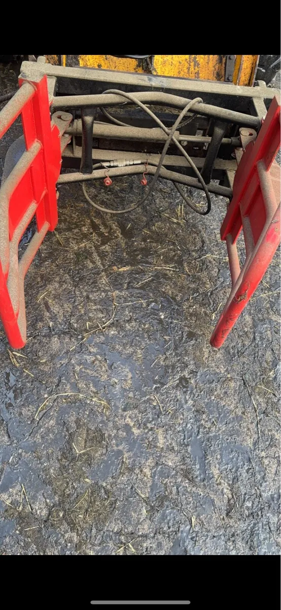 Soft hands bale stacker - Image 1