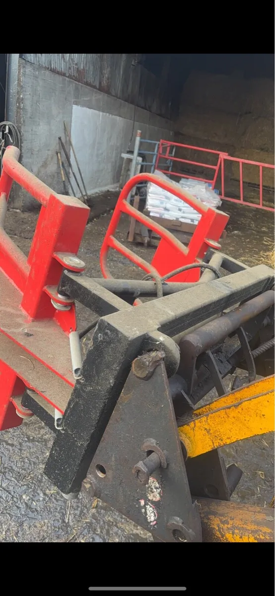 Soft hands bale stacker - Image 2