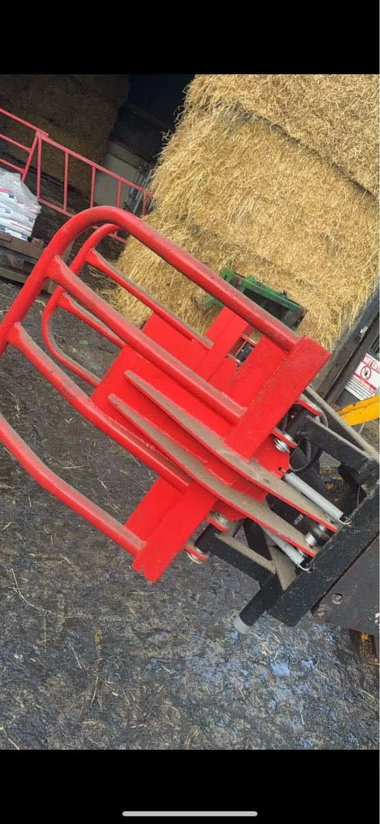 Soft hands bale stacker - Image 3