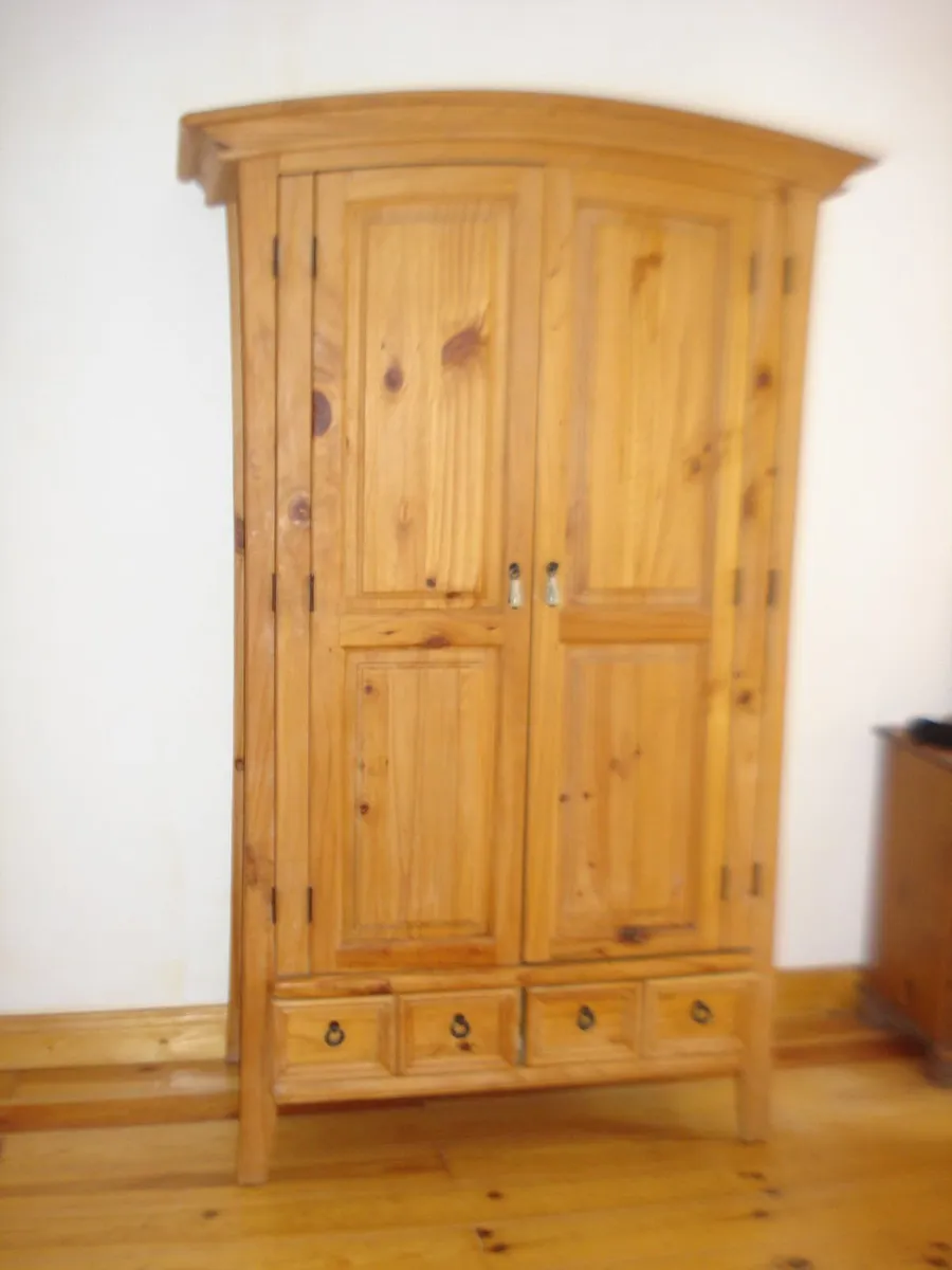 LARGE BOW TOP QUALITY SOLID PINE WARDROBE - Image 3