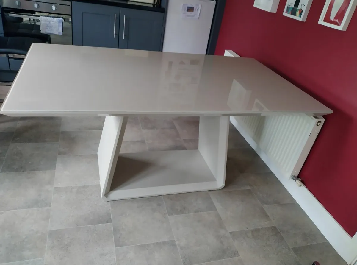 Dining table - Image 1