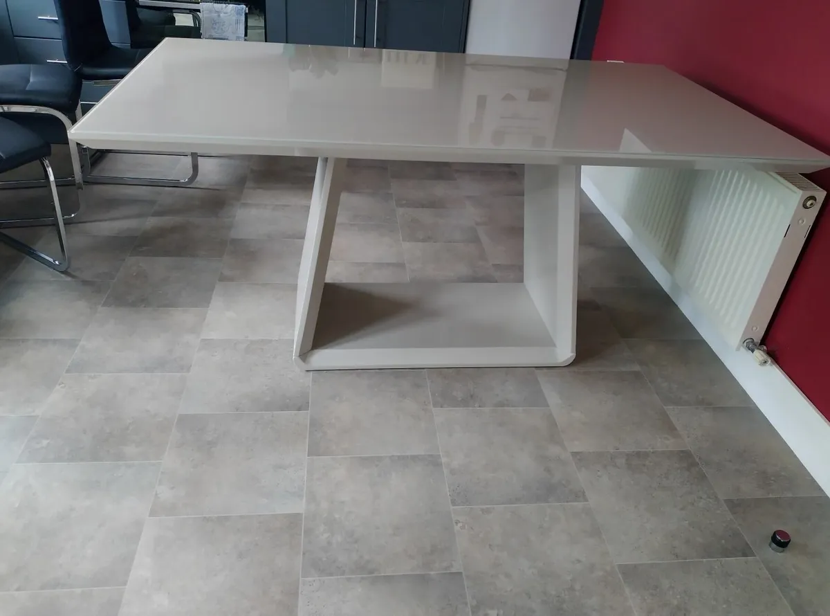 Dining table - Image 2