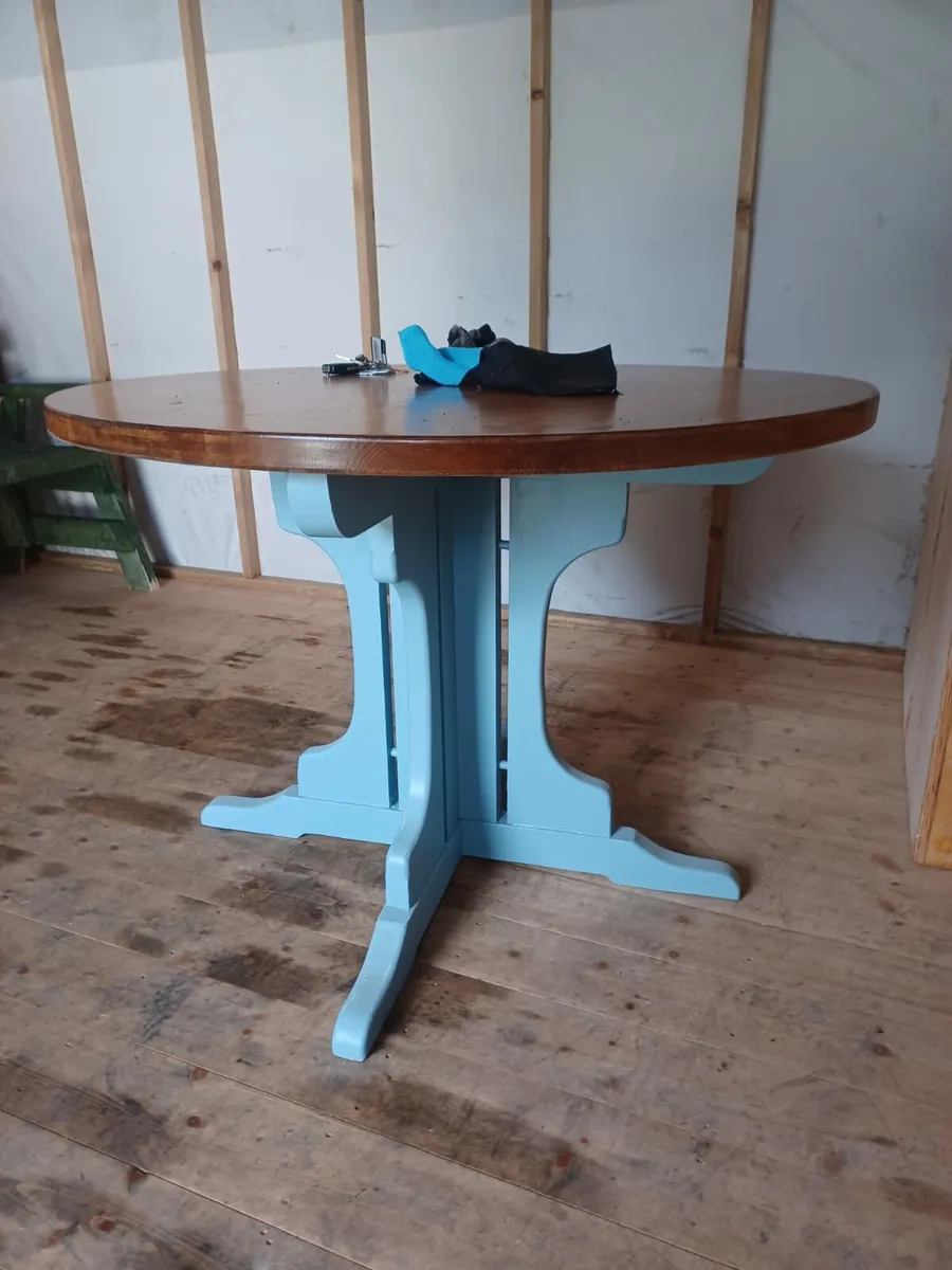Round dining table