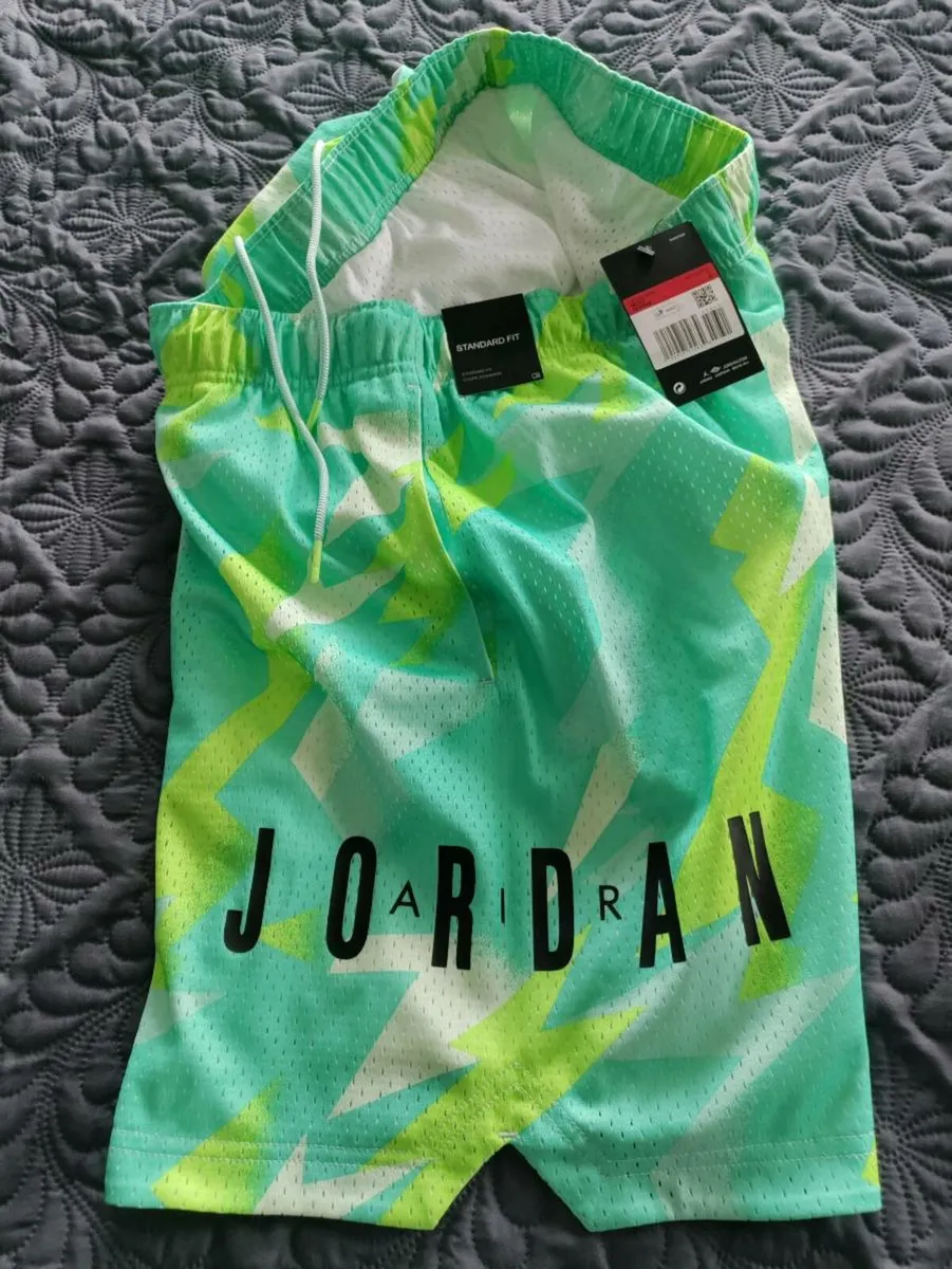 Air Jordan Shorts L New - Image 1