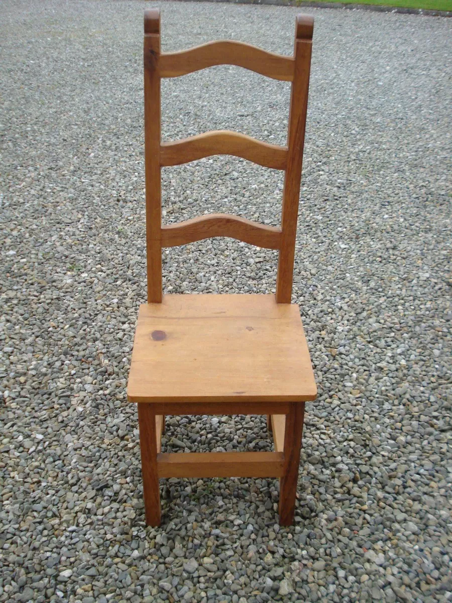 OLD SOLID WOODEN LADDER BACK STYLE HALL CHAIR. - Image 3