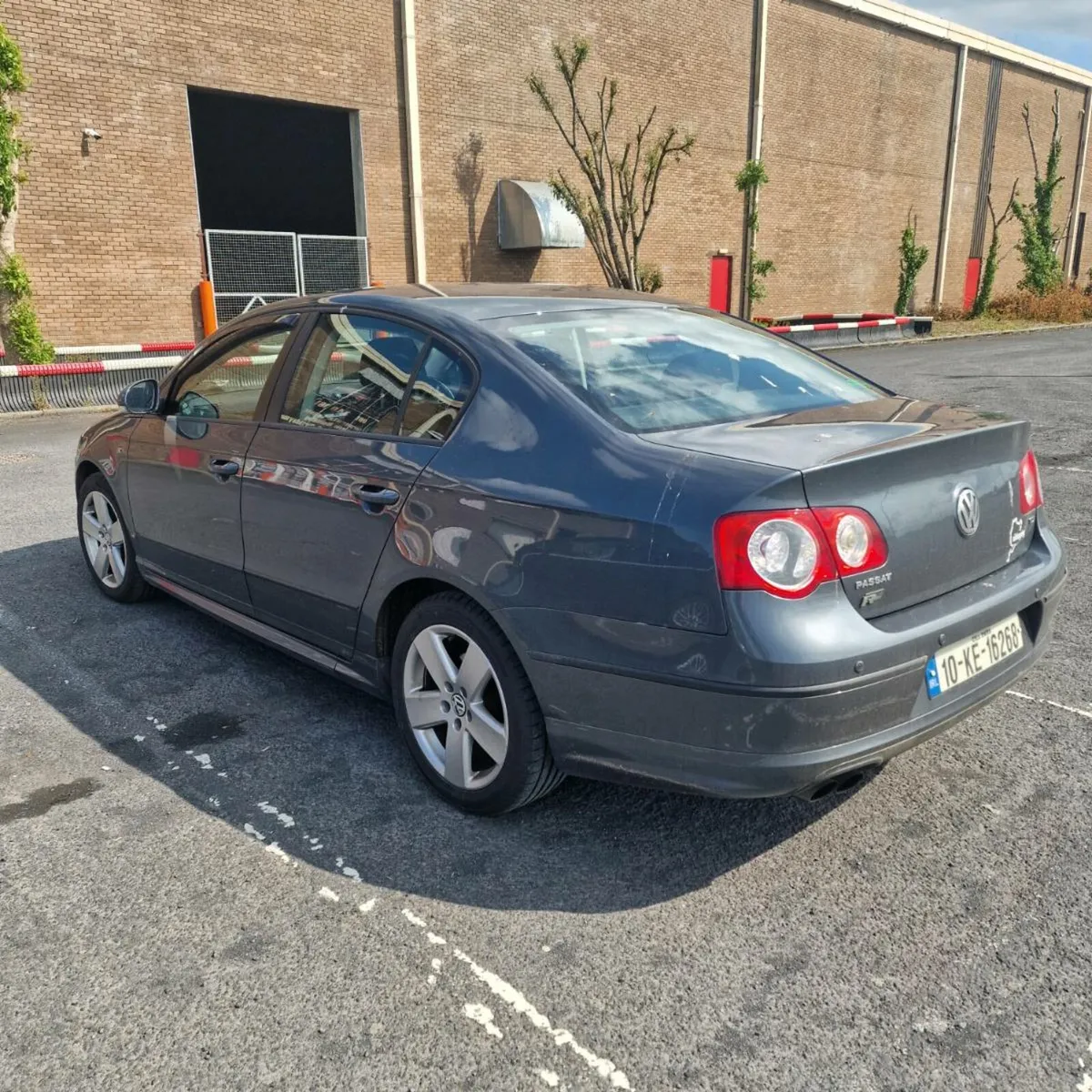 2010 R Line VW Passat - Image 3