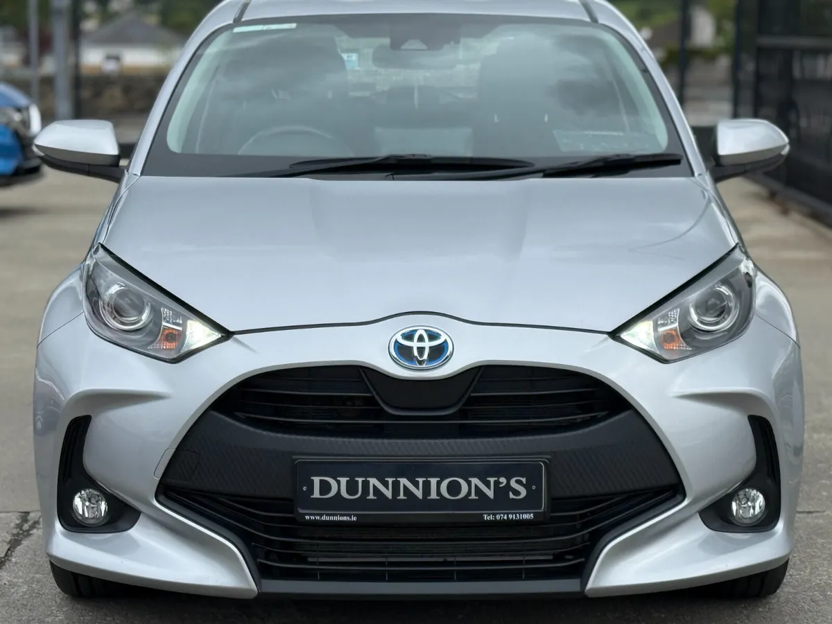 Toyota Yaris, 2022, HYBRID LUNA AUTO*LOW MILEAGE* - Image 2