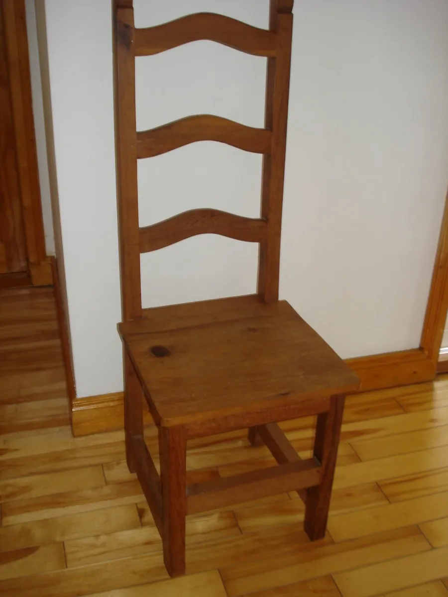 OLD SOLID WOODEN LADDER BACK STYLE HALL CHAIR. - Image 1