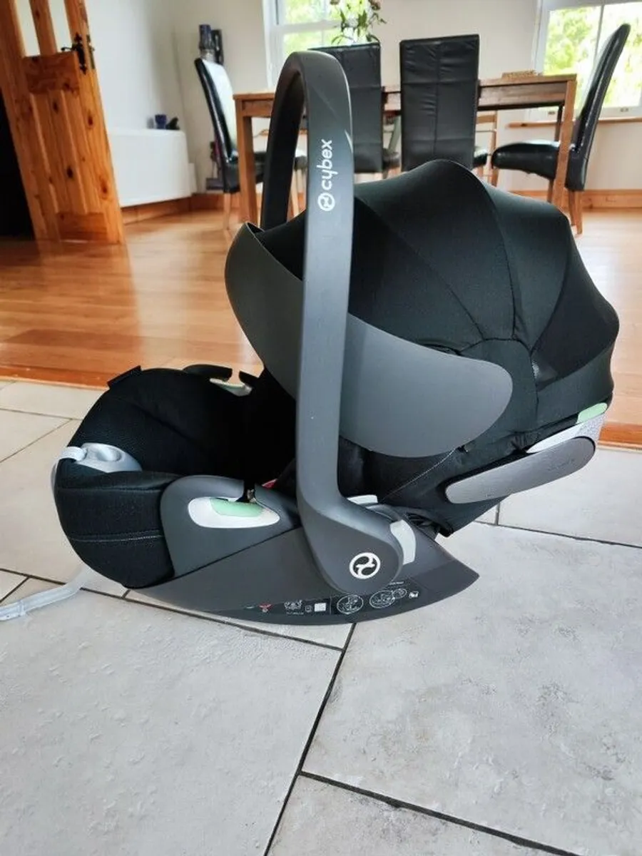 Cybex Cloud T i-Size Rotating Baby Car Seat  + ISOFIX base - Image 1